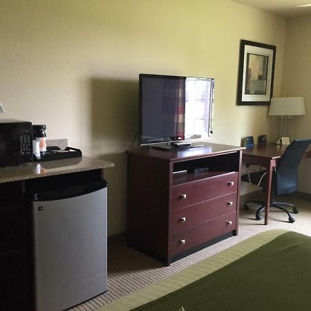 Boarders Inn & Suites By Cobblestone Hotels - Oshkosh Extérieur photo