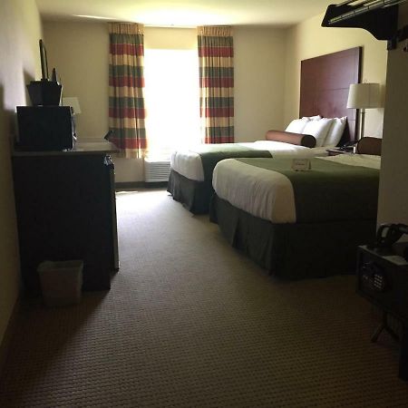Boarders Inn & Suites By Cobblestone Hotels - Oshkosh Extérieur photo