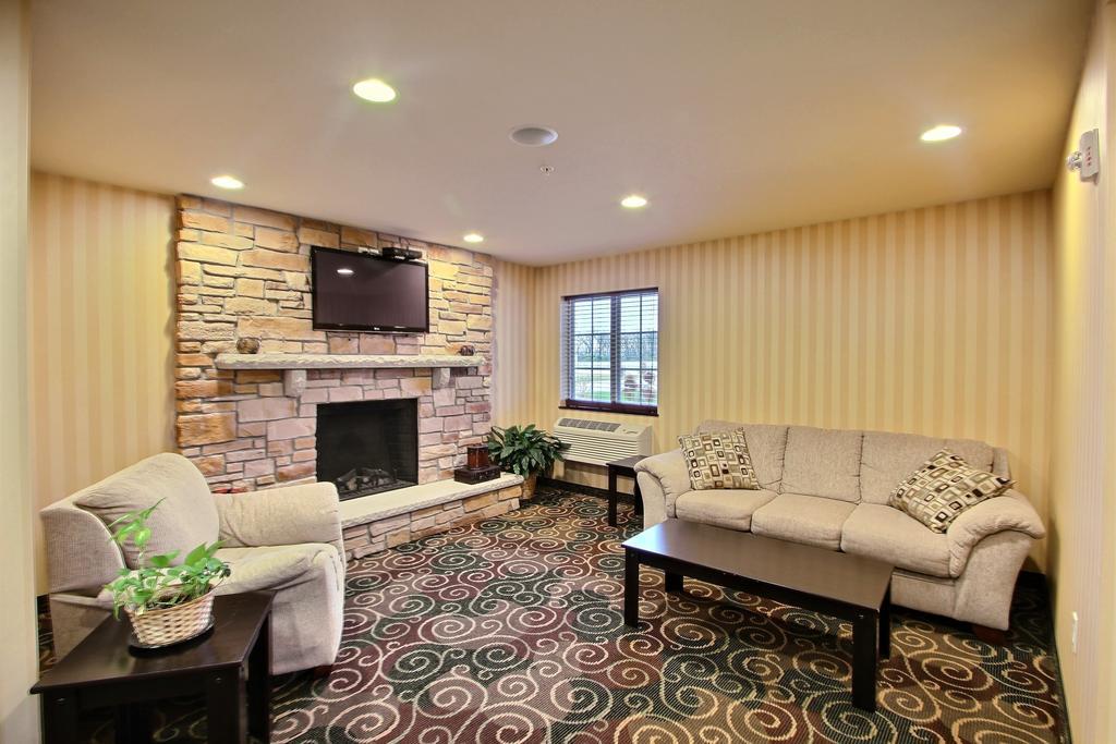 Boarders Inn & Suites By Cobblestone Hotels - Oshkosh Extérieur photo