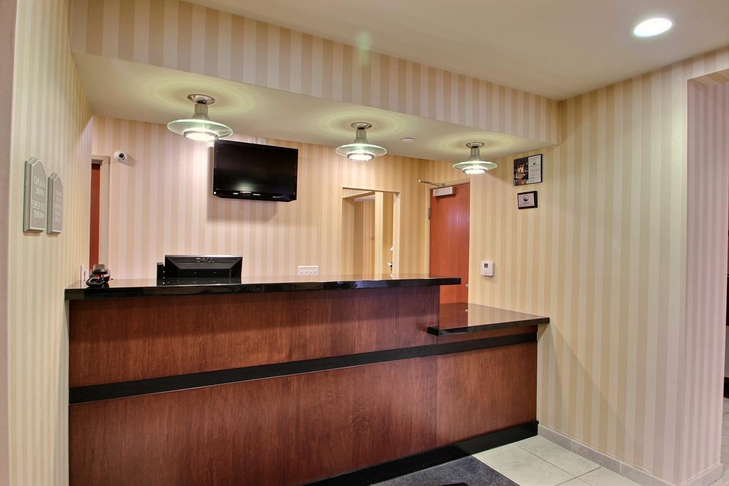 Boarders Inn & Suites By Cobblestone Hotels - Oshkosh Extérieur photo