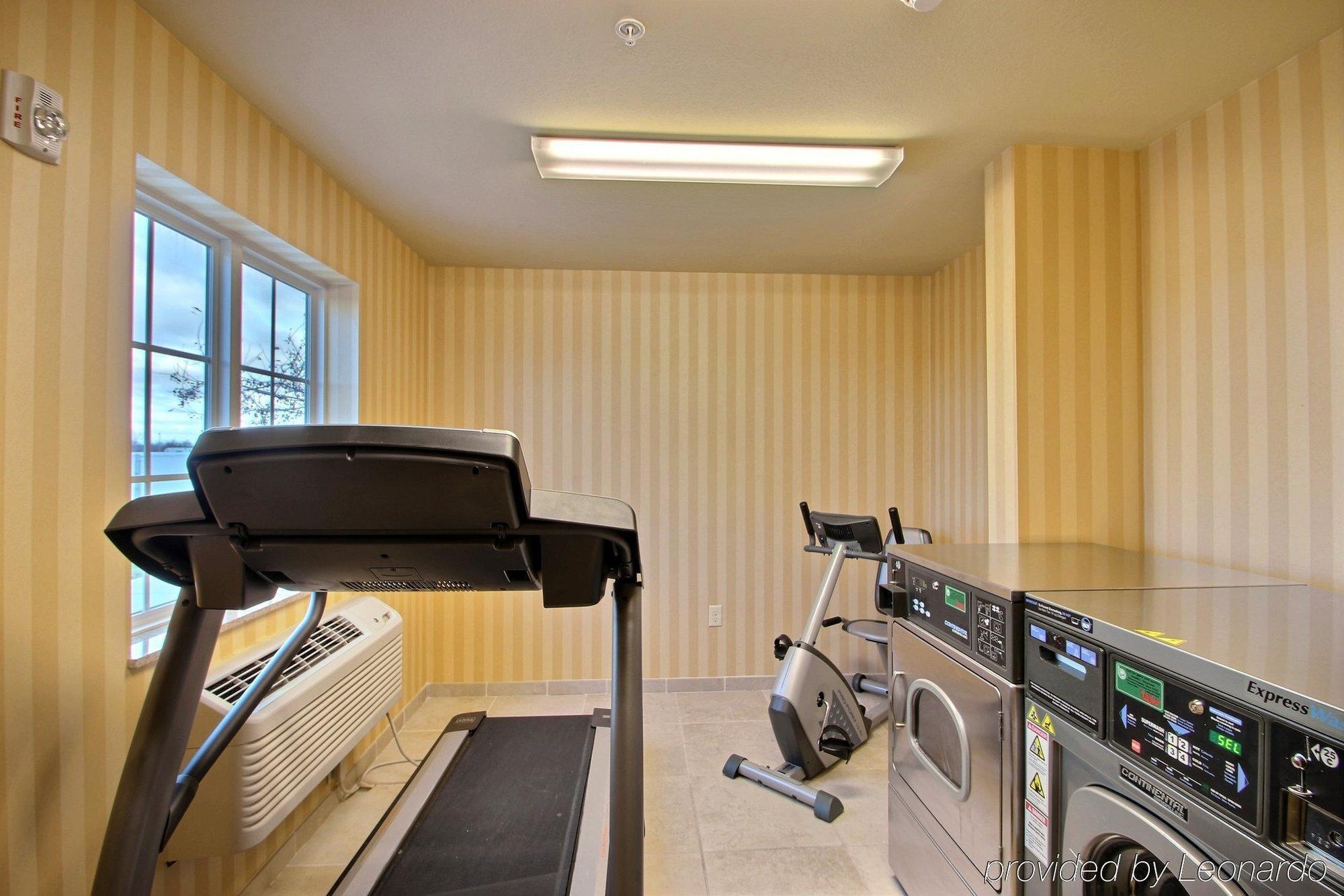 Boarders Inn & Suites By Cobblestone Hotels - Oshkosh Extérieur photo