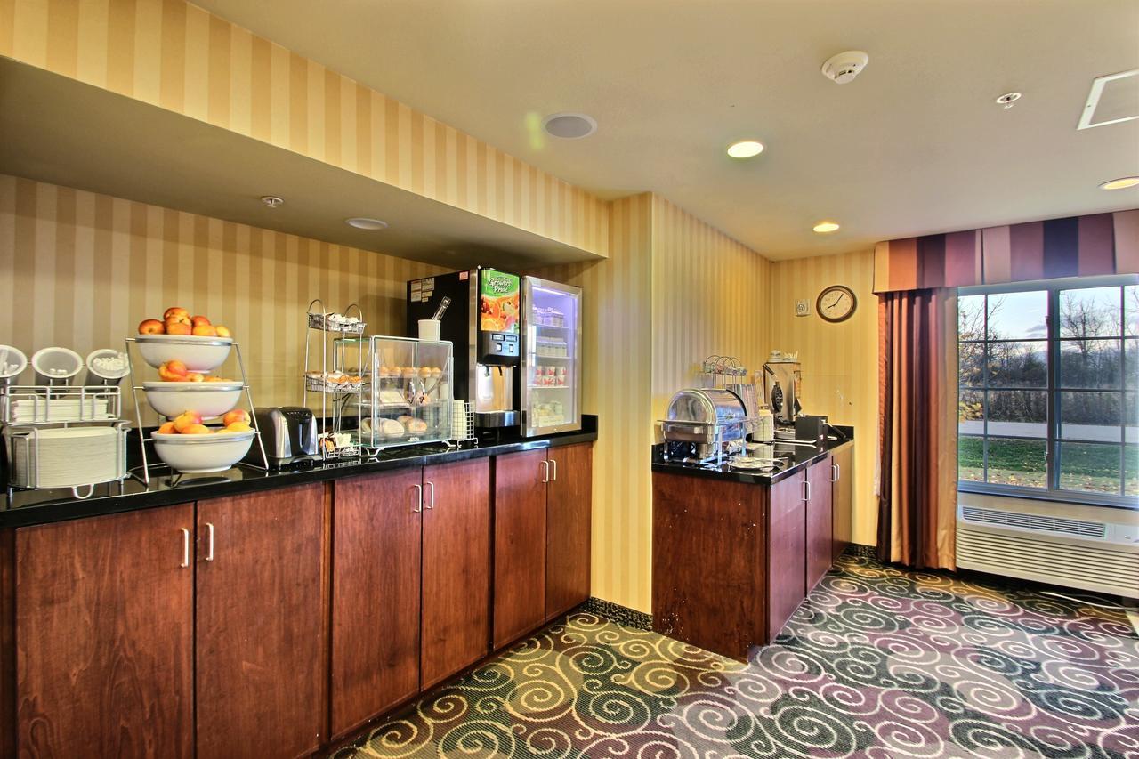 Boarders Inn & Suites By Cobblestone Hotels - Oshkosh Extérieur photo