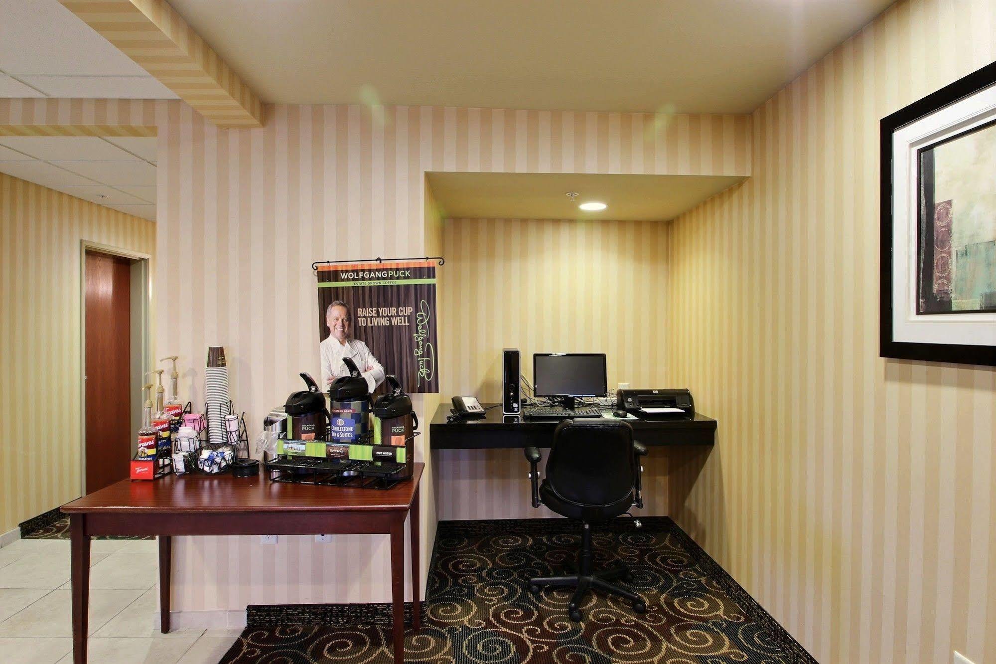 Boarders Inn & Suites By Cobblestone Hotels - Oshkosh Extérieur photo
