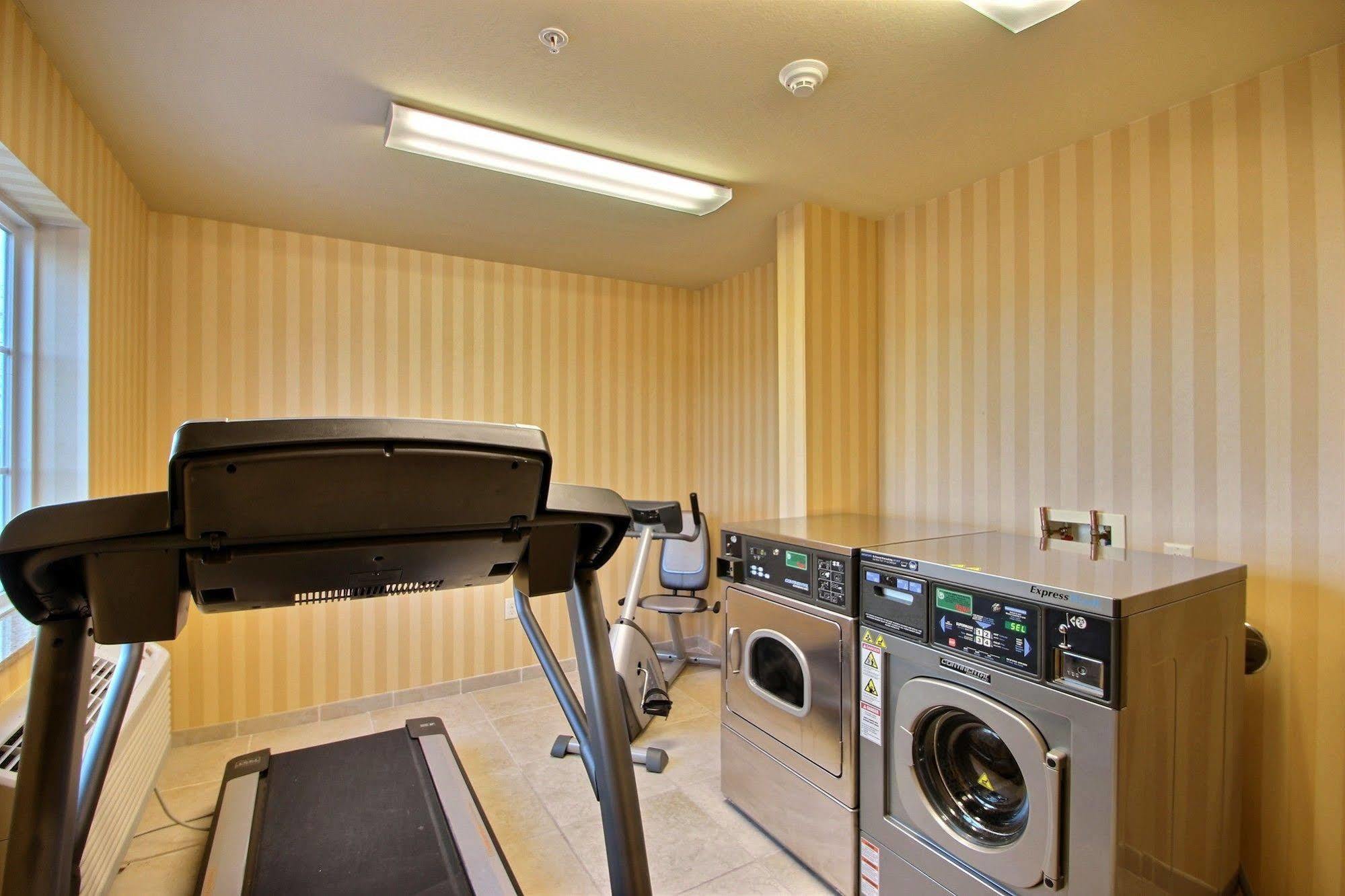 Boarders Inn & Suites By Cobblestone Hotels - Oshkosh Extérieur photo