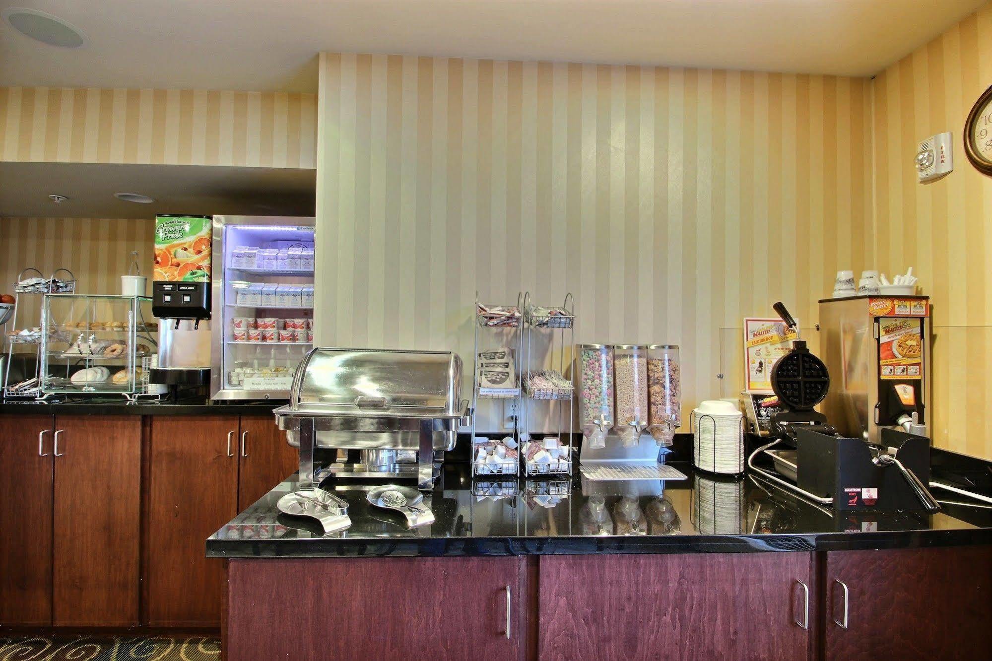Boarders Inn & Suites By Cobblestone Hotels - Oshkosh Extérieur photo