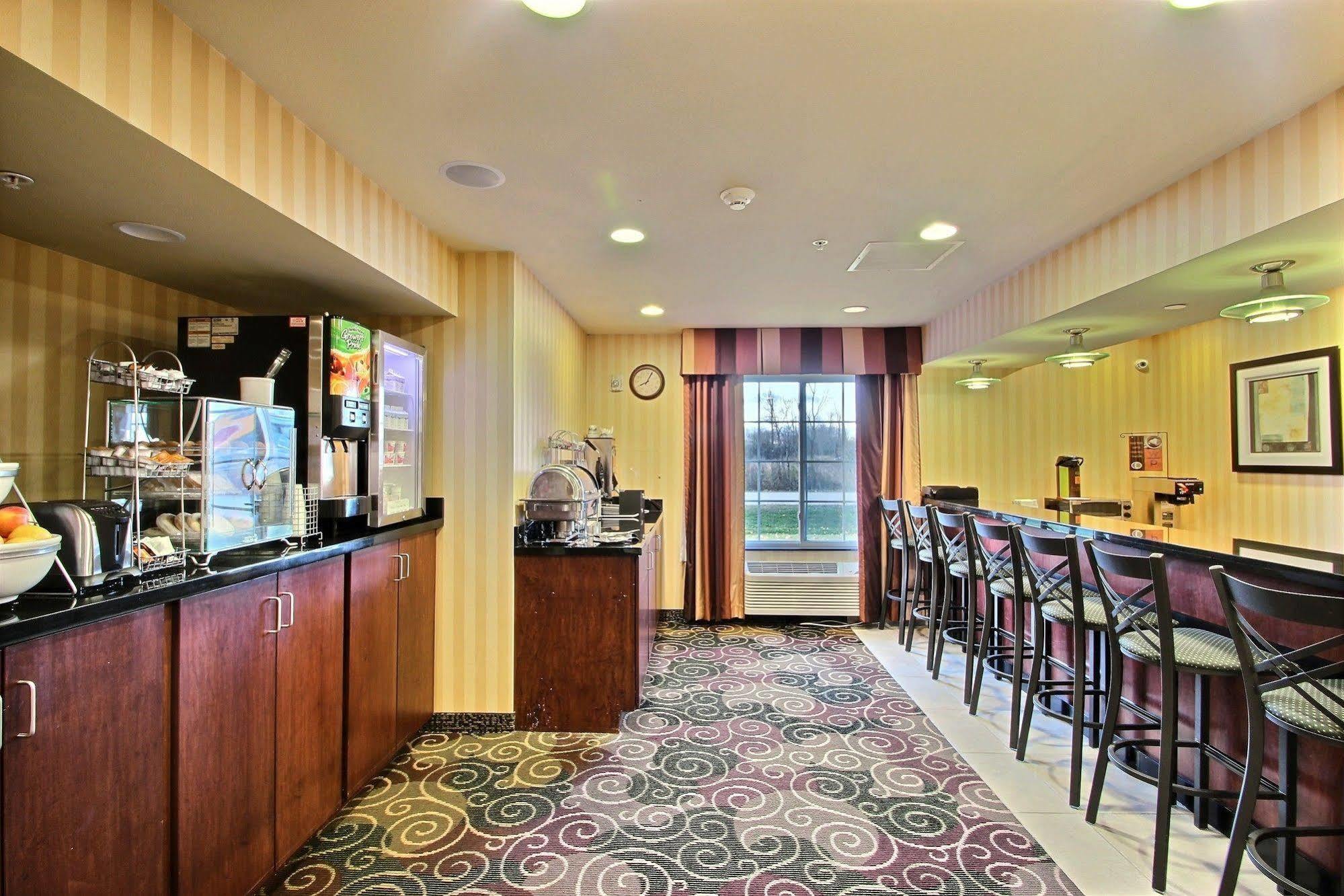 Boarders Inn & Suites By Cobblestone Hotels - Oshkosh Extérieur photo