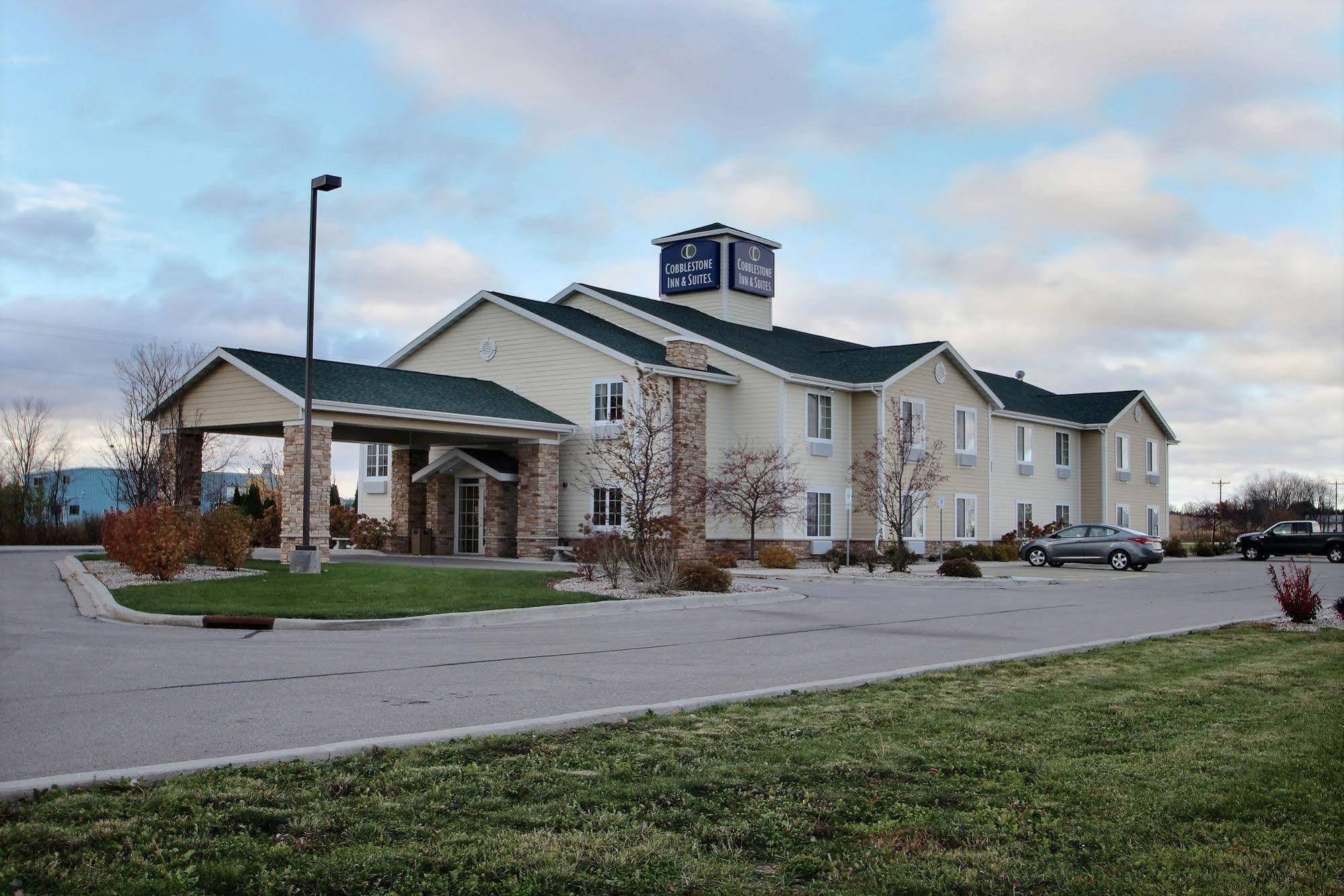 Boarders Inn & Suites By Cobblestone Hotels - Oshkosh Extérieur photo