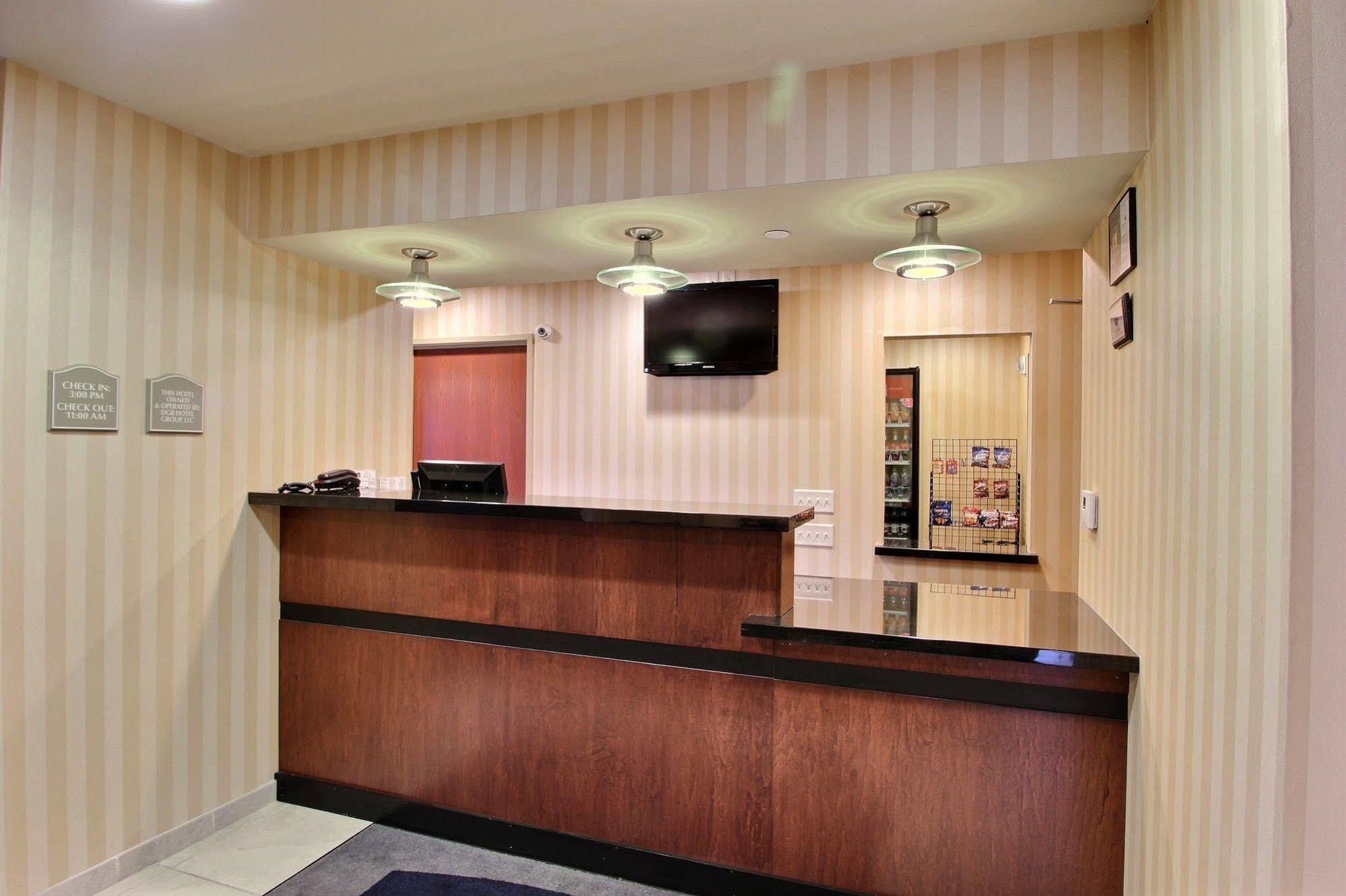 Boarders Inn & Suites By Cobblestone Hotels - Oshkosh Extérieur photo