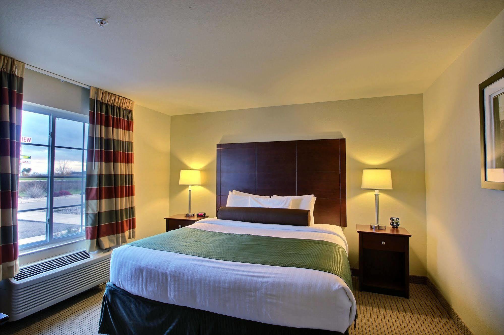 Boarders Inn & Suites By Cobblestone Hotels - Oshkosh Extérieur photo