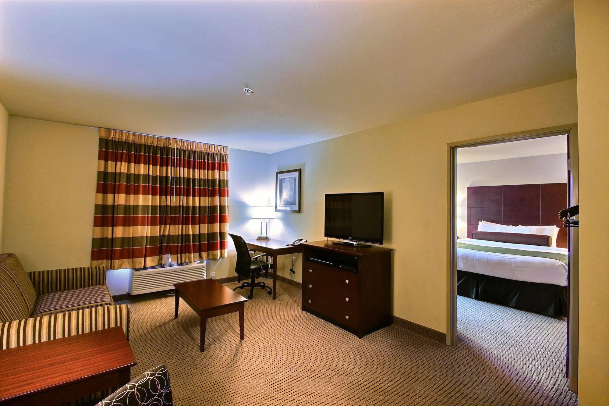 Boarders Inn & Suites By Cobblestone Hotels - Oshkosh Extérieur photo