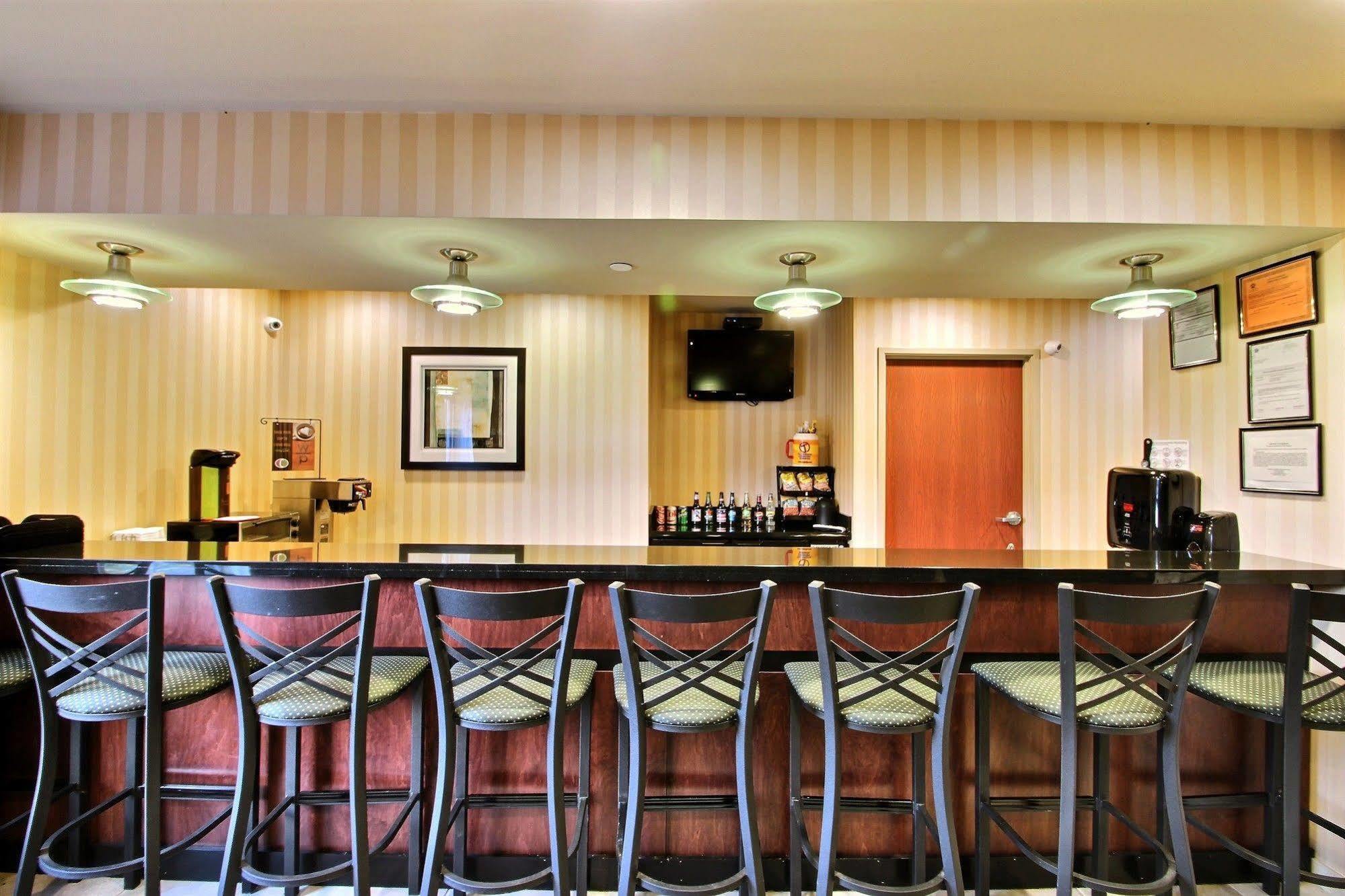Boarders Inn & Suites By Cobblestone Hotels - Oshkosh Extérieur photo
