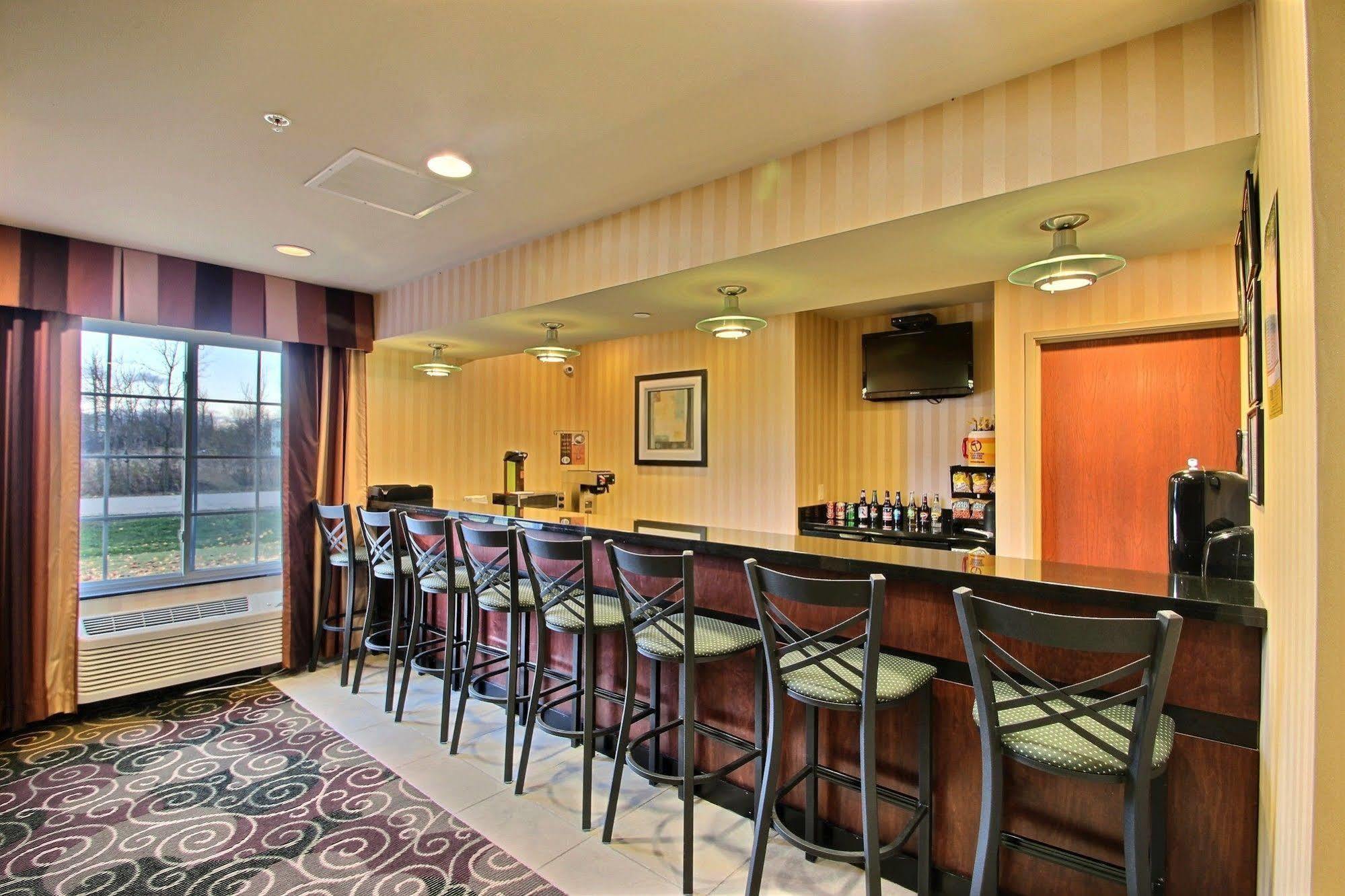 Boarders Inn & Suites By Cobblestone Hotels - Oshkosh Extérieur photo