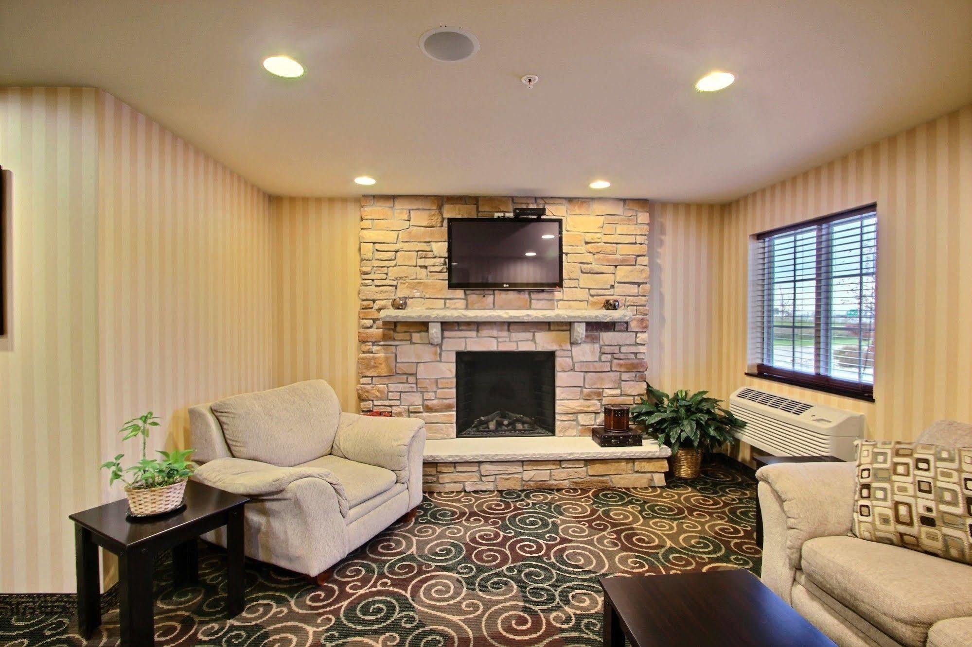 Boarders Inn & Suites By Cobblestone Hotels - Oshkosh Extérieur photo