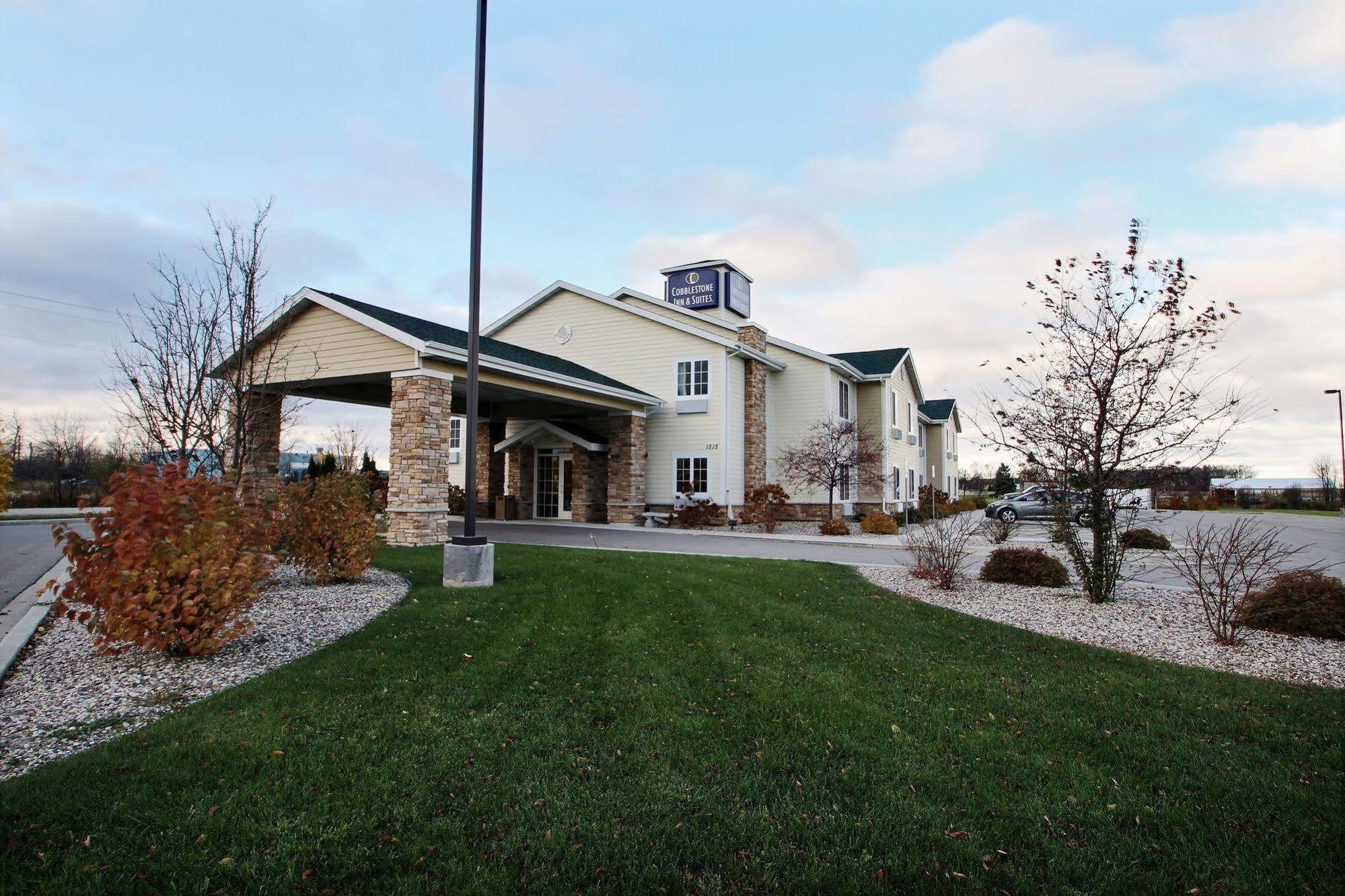 Boarders Inn & Suites By Cobblestone Hotels - Oshkosh Extérieur photo