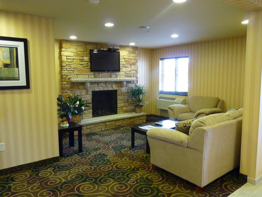 Boarders Inn & Suites By Cobblestone Hotels - Oshkosh Extérieur photo