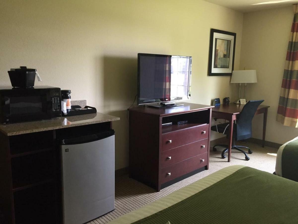 Boarders Inn & Suites By Cobblestone Hotels - Oshkosh Extérieur photo