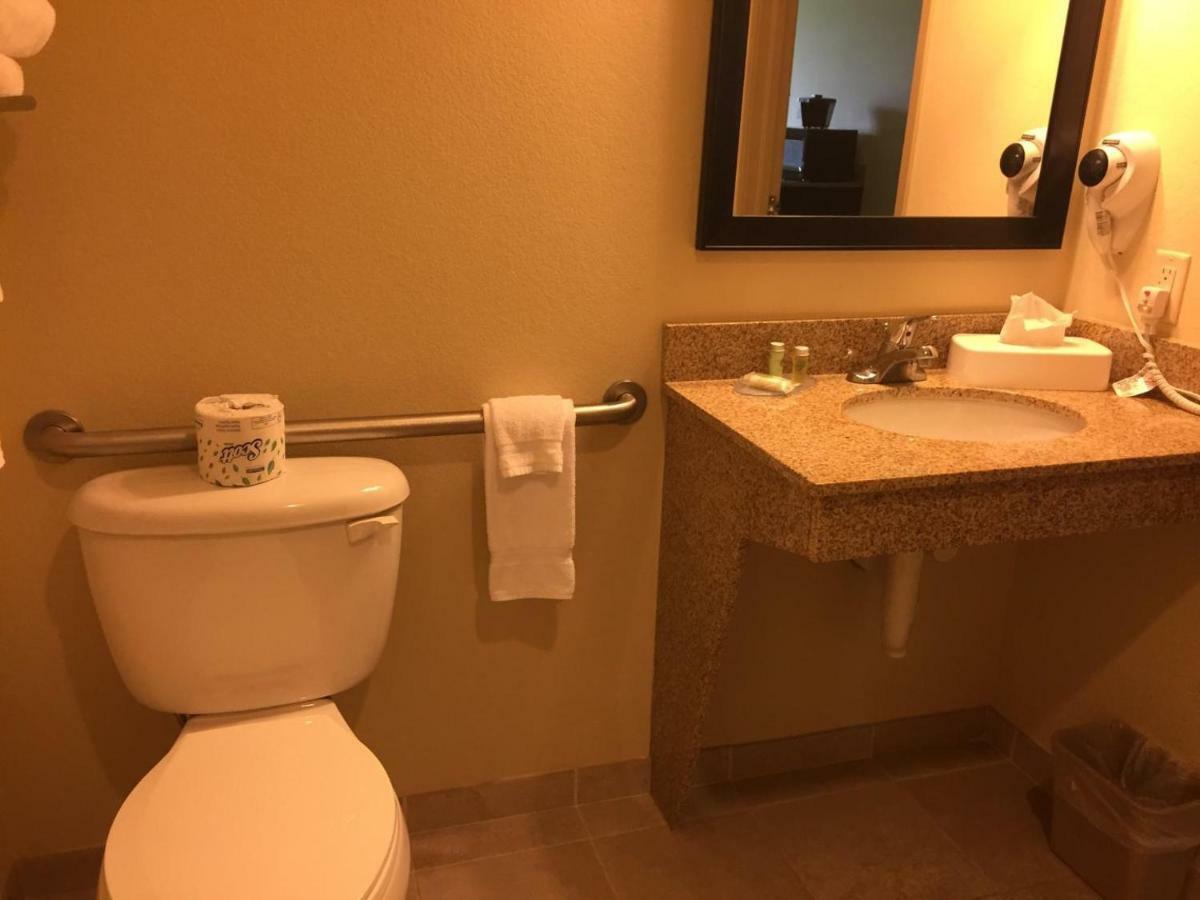 Boarders Inn & Suites By Cobblestone Hotels - Oshkosh Extérieur photo