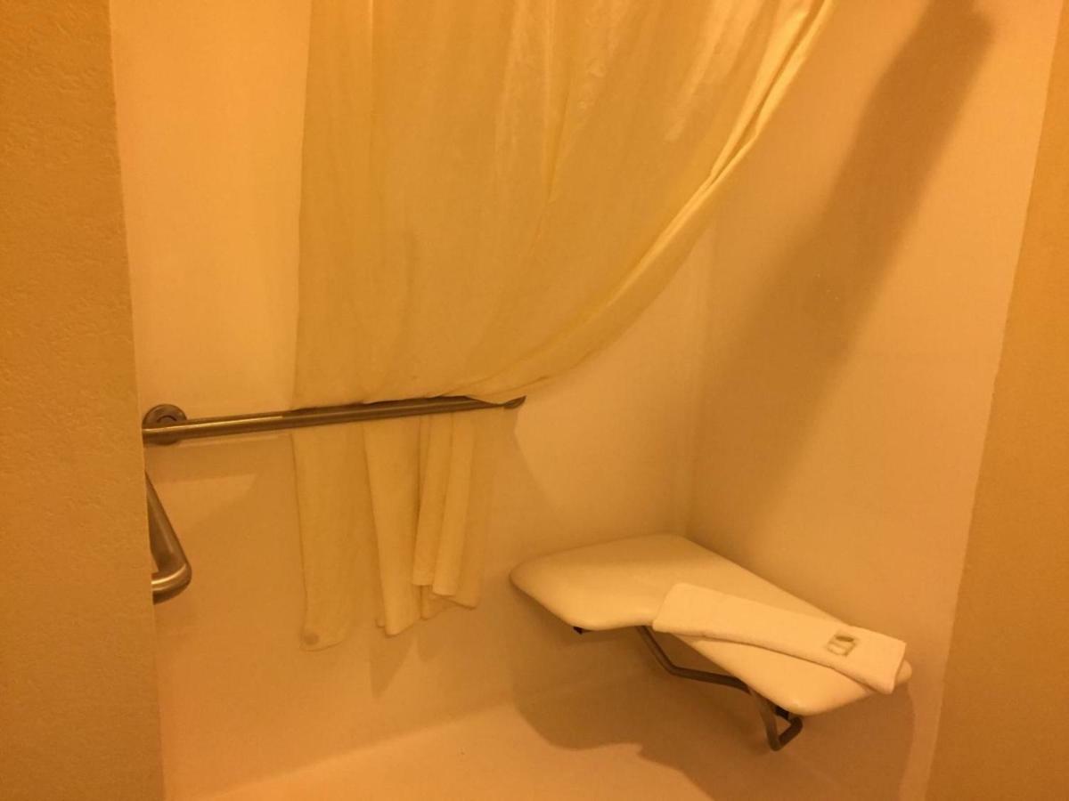 Boarders Inn & Suites By Cobblestone Hotels - Oshkosh Extérieur photo