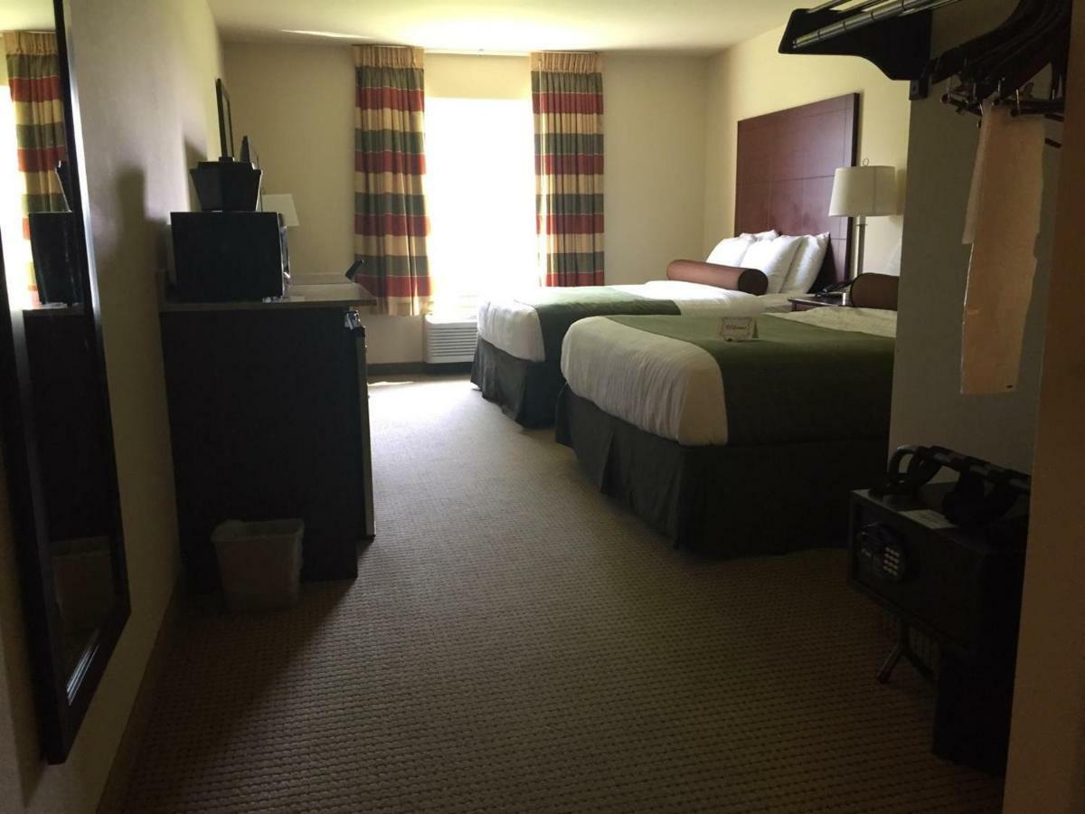 Boarders Inn & Suites By Cobblestone Hotels - Oshkosh Extérieur photo