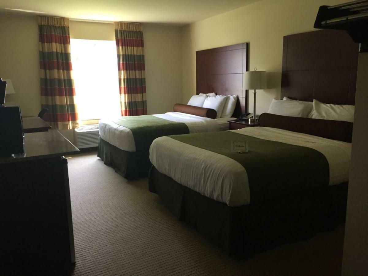 Boarders Inn & Suites By Cobblestone Hotels - Oshkosh Extérieur photo